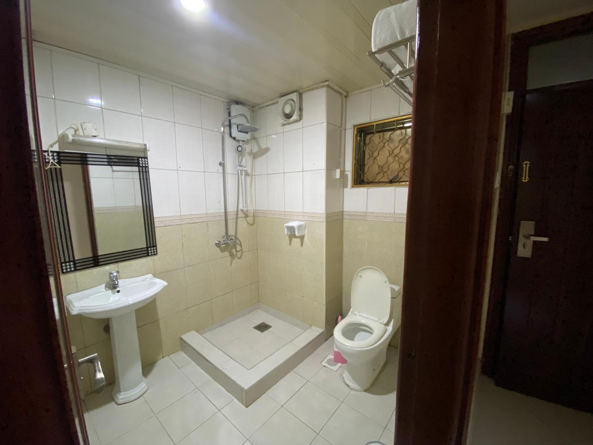 La Grande Hotel Kampala Zewnętrze zdjęcie