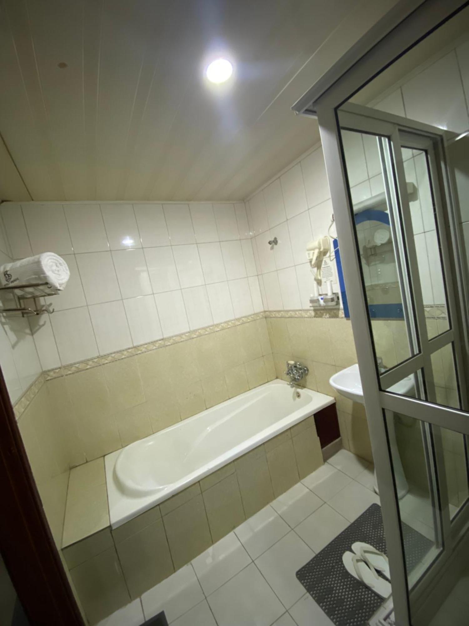 La Grande Hotel Kampala Zewnętrze zdjęcie
