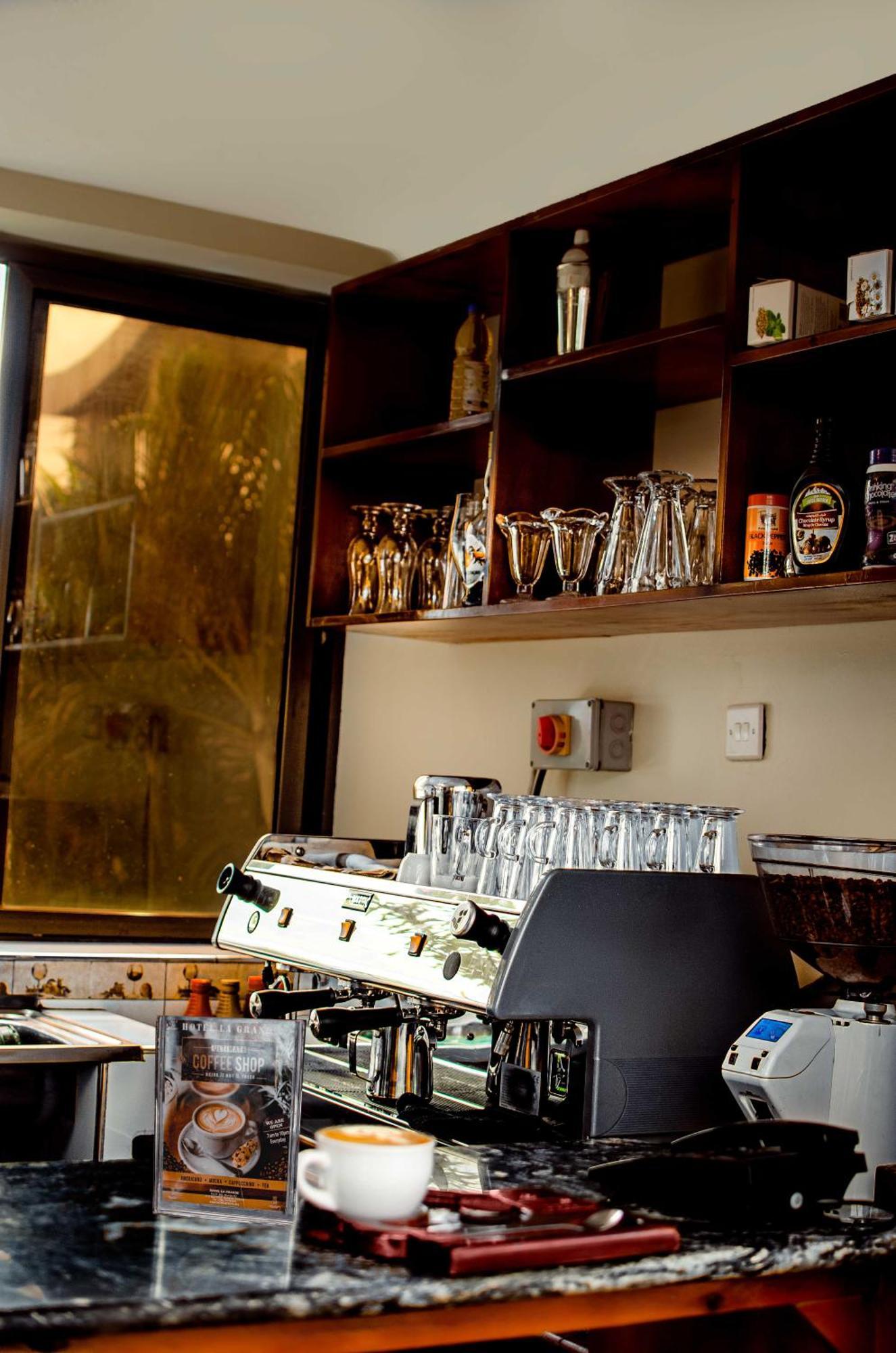La Grande Hotel Kampala Zewnętrze zdjęcie